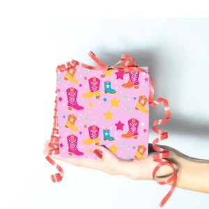 Barbie Cowgirl papier do pakowania prezentów imprezy, słodkie opakowanie prezentów urodzinowych, zabawne opakowanie na święta, kolorowe gwiazdy i projekt butów, kreatywny prezent