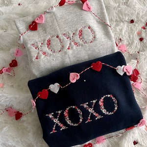 FLORAL VALENTINE SWEATSHIRT Embroidered Sweatshirt Valentine Flower Sweatshirt Xoxo Sweatshirt Comfy Crewneck Gifts for Friends Gift for Her