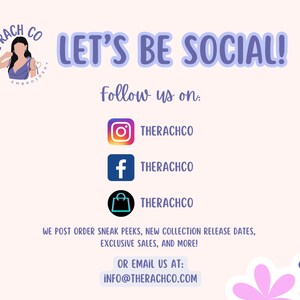 Puede incluir: Un gr&aacute;fico con el texto "LET'S BE SOCIAL!" y el texto "S&iacute;guenos en:" con iconos de redes sociales para Instagram, Facebook y Etsy. El texto "THERACHCO" est&aacute; debajo de cada icono. El texto "WE POST ORDER SNEAK PEEKS, NEW COLLECTION RELEASE DATES, EXCLUSIVE SALES, AND MORE!" est&aacute; debajo de los iconos. El texto "OR EMAIL US AT: INFO@THERACHCO.COM" est&aacute; debajo del texto anterior.