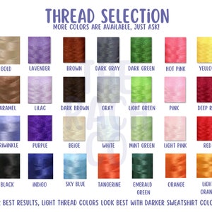 Puede incluir: Un gr&aacute;fico que muestra 24 colores de hilo diferentes para bordar. Los colores est&aacute;n dispuestos en cuatro filas de seis colores cada una. Los colores incluyen dorado, lavanda, marr&oacute;n, gris oscuro, verde oscuro, rosa intenso, amarillo, caramelo, lila, marr&oacute;n oscuro, gris, verde claro, rosa, rojo oscuro, azul periwinkle, morado, beige, blanco, verde menta, rosa claro, rojo, negro, &iacute;ndigo, azul cielo, mandarina, verde esmeralda, naranja y naranja claro. El texto "THREAD SELECTION" est&aacute; en la parte superior del gr&aacute;fico, y el texto "MORE COLORS ARE AVAILABLE, JUST ASK!" est&aacute; debajo. El texto "FOR BEST RESULTS, LIGHT THREAD COLORS LOOK BEST WITH DARKER SWEATSHIRT COLORS." est&aacute; en la parte inferior del gr&aacute;fico.