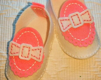 100% Wool Felt Pink & White Spat with Bow Baby Booties. Tiny hand-cut and stitched infant shoes for sizes 0-3 months.