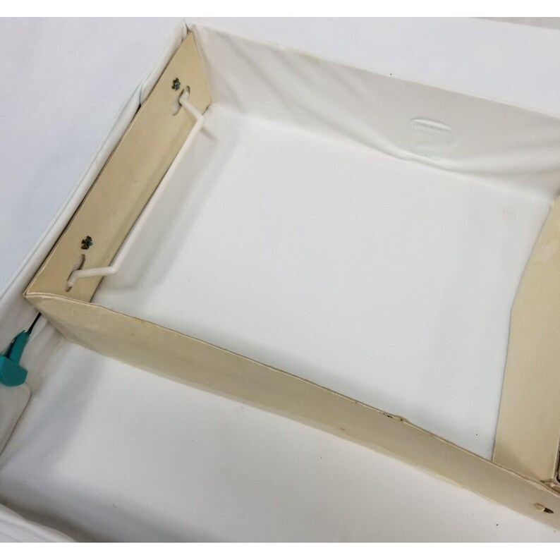 Op de afbeelding: Een open, rechthoekige opbergdoos met een wit interieur en een beige frame. De doos heeft een stoffen voering en is ontworpen voor het organiseren van items. De doos is leeg en klaar voor gebruik.