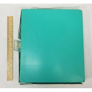 Op de afbeelding: Een turquoise ordner met een doorzichtige plastic sluiting en een liniaal. De ordner is rechthoekig en heeft een glad oppervlak. De liniaal is geel met zwarte markeringen en meet tot 30 cm.