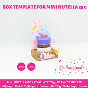 Puede incluir: Una plantilla de caja para un mini tarro de Nutella. El diseño incluye una tapa morada, un tarro marrón con una etiqueta floral y una base de madera. El nombre "Chloe" se muestra, junto con el texto "Oh Partyland?" y las abreviaturas "SVG" y "DXF".