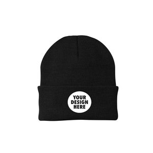 K&ouml;nnte beinhalten: Schwarze Strickm&uuml;tze mit einem wei&szlig;en Kreis, auf dem in schwarzer Schrift "YOUR DESIGN HERE" steht.