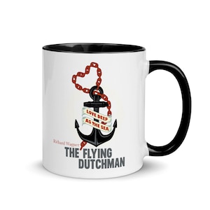 Puede incluir: Taza de café de cerámica blanca con borde y asa negros. La taza presenta un ancla negra con una cadena roja y una cinta roja que dice "Love Deep As The Sea". El texto "Richard Wagner The Flying Dutchman" está impreso debajo del ancla.