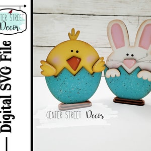 Pollito y conejito de Pascua en un estante para huevos Archivo SVG