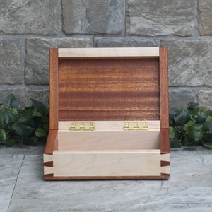 Dovetail Keepsake Box, Maple/Mahogany wood box 209