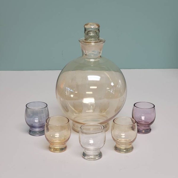 Jarra decantadora de vidrio con 5 vasos de colores de vidrio soplado artesanalmente vintage