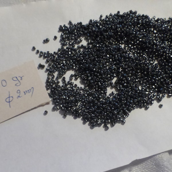 lot au poids 30 gr de perles de passementerie  très anciennes en jais de PARIS noir hématite 2 mm