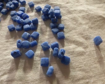 ambachtelijke kralen afkomstig uit India fabrikaat uit 1980 partij van 220 platte vierkante lapisblauwe kralen