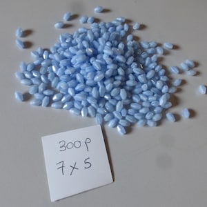 batch of 300 glass beads in the shape of a spinning top blue plastic old beads