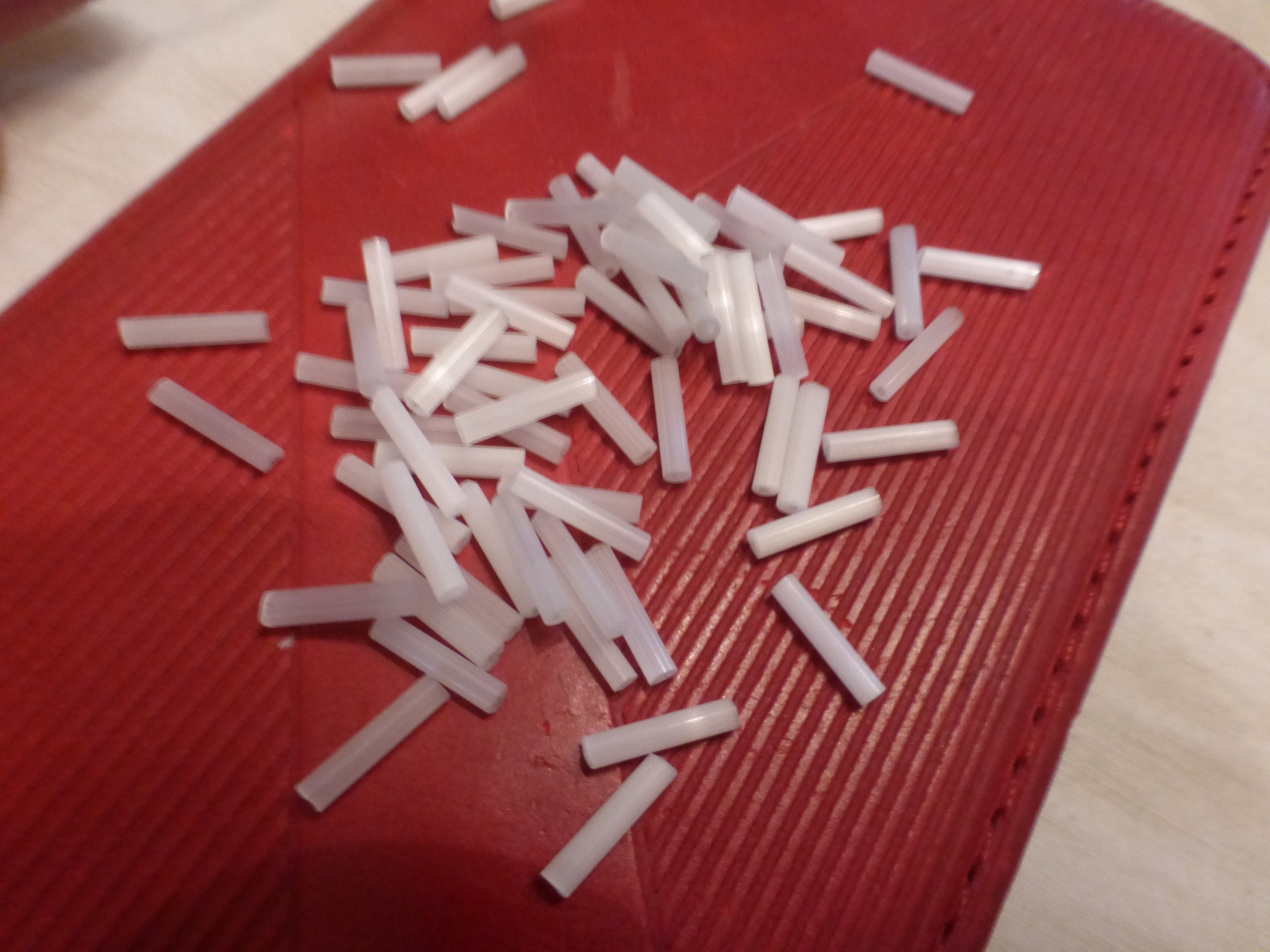 Lot De Perles Anciennes En Verre Blanc - 30 Grammes, Tubes 9x2, Idéal Broderie Et Créations