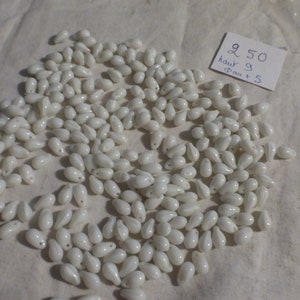 batch of 250 old white drop-shaped glass beads