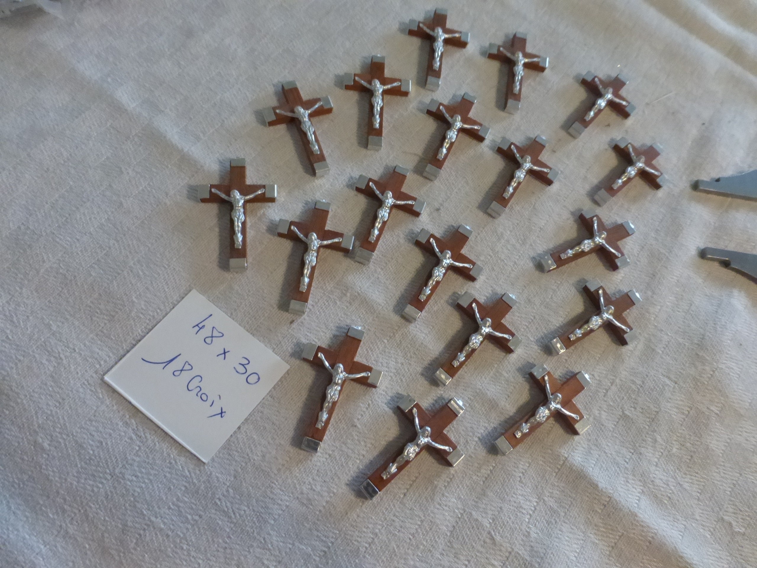 Lot de 18 Croix Ancienne Fabrication Française et Régionale 1960 en Bois Métal