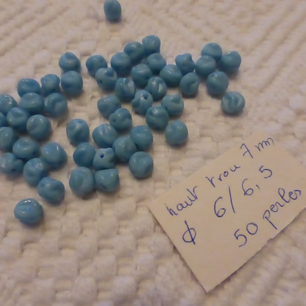 PETIT PRIX   lot de 50 perles anciennes en verre bleu forme biscornue