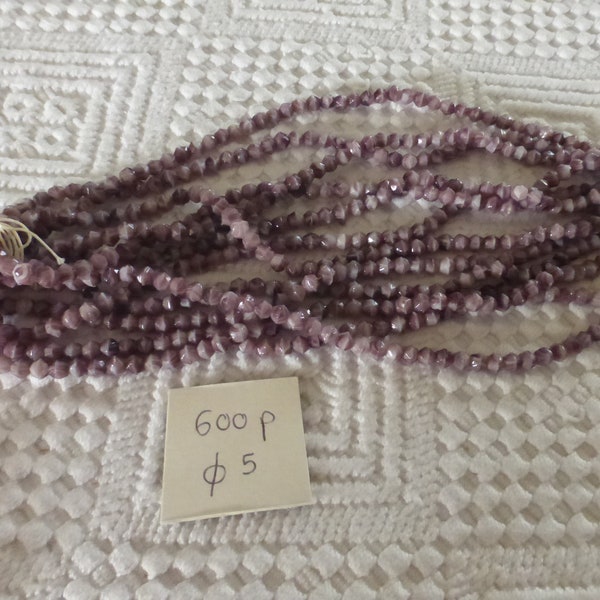 lot de 600 perles anciennes en pâte de verre à facettes sur les fils d'origine violet marbré