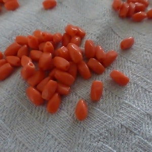 Lot De 100 Perles Anciennes En Verre Forme Goutte/larme - Couleur Blanc Nacré Crème - Ancien Stock, Occasion