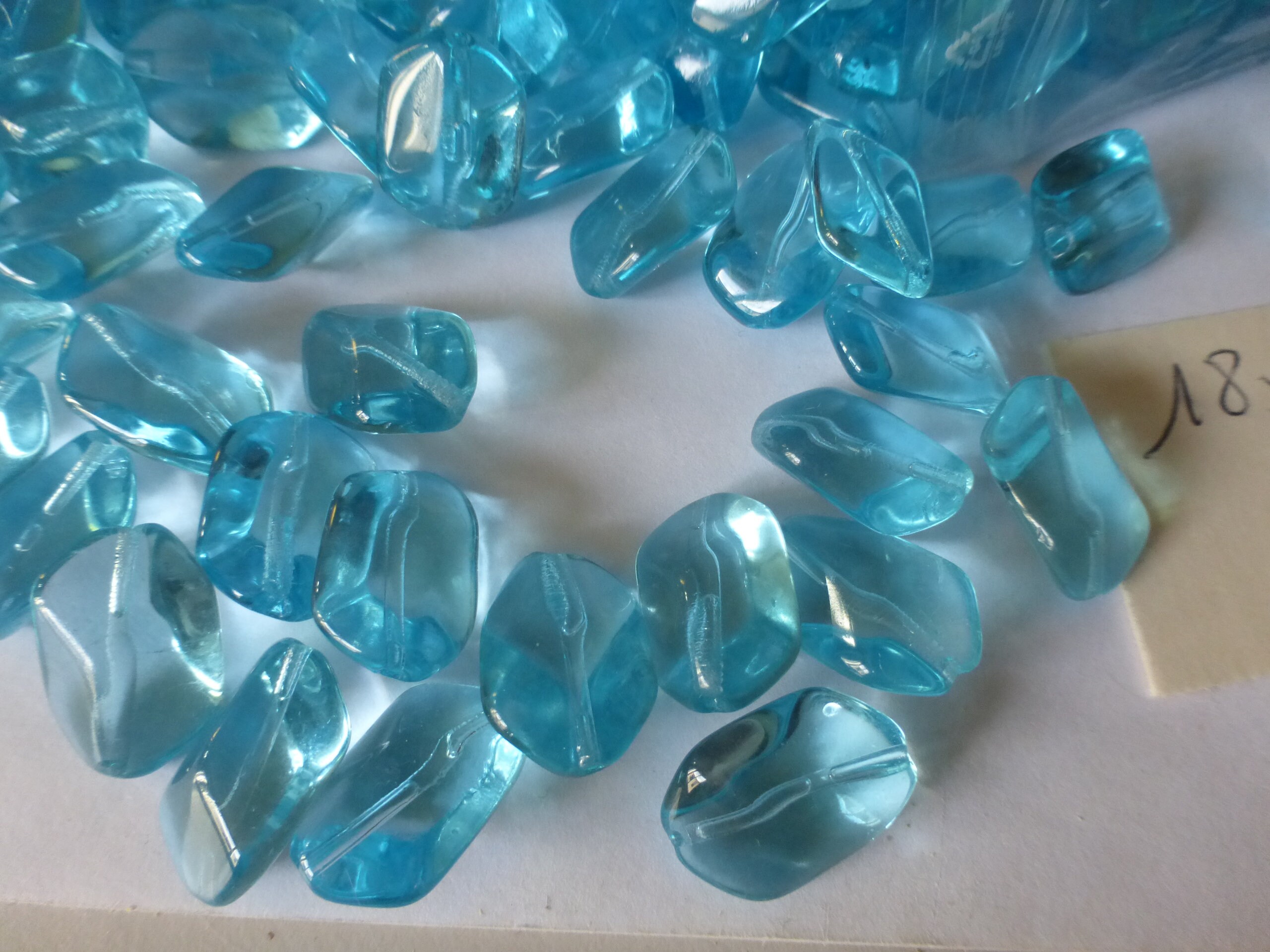Lot De 120 Perles Vintage En Verre Bleu Turquoise - Forme Cube Ovale, Lustrées - Ancien Stock Tchécoslovaquie