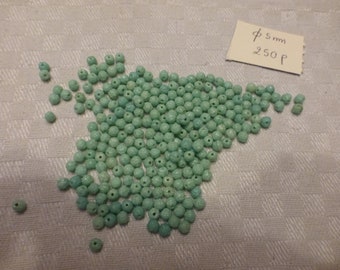 batch of 250 glass beads in the shape of a green rose bud, diameter 5 mm