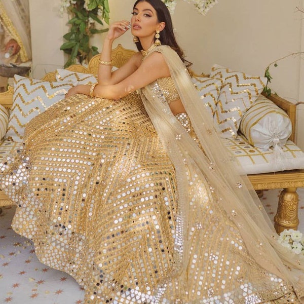 Charmant Golden Lehenga Choli pour les femmes avec Dupatta, Party Wear Satin Silk Choli avec broderie et travail séquentiel, Mariage Lehenga Choli