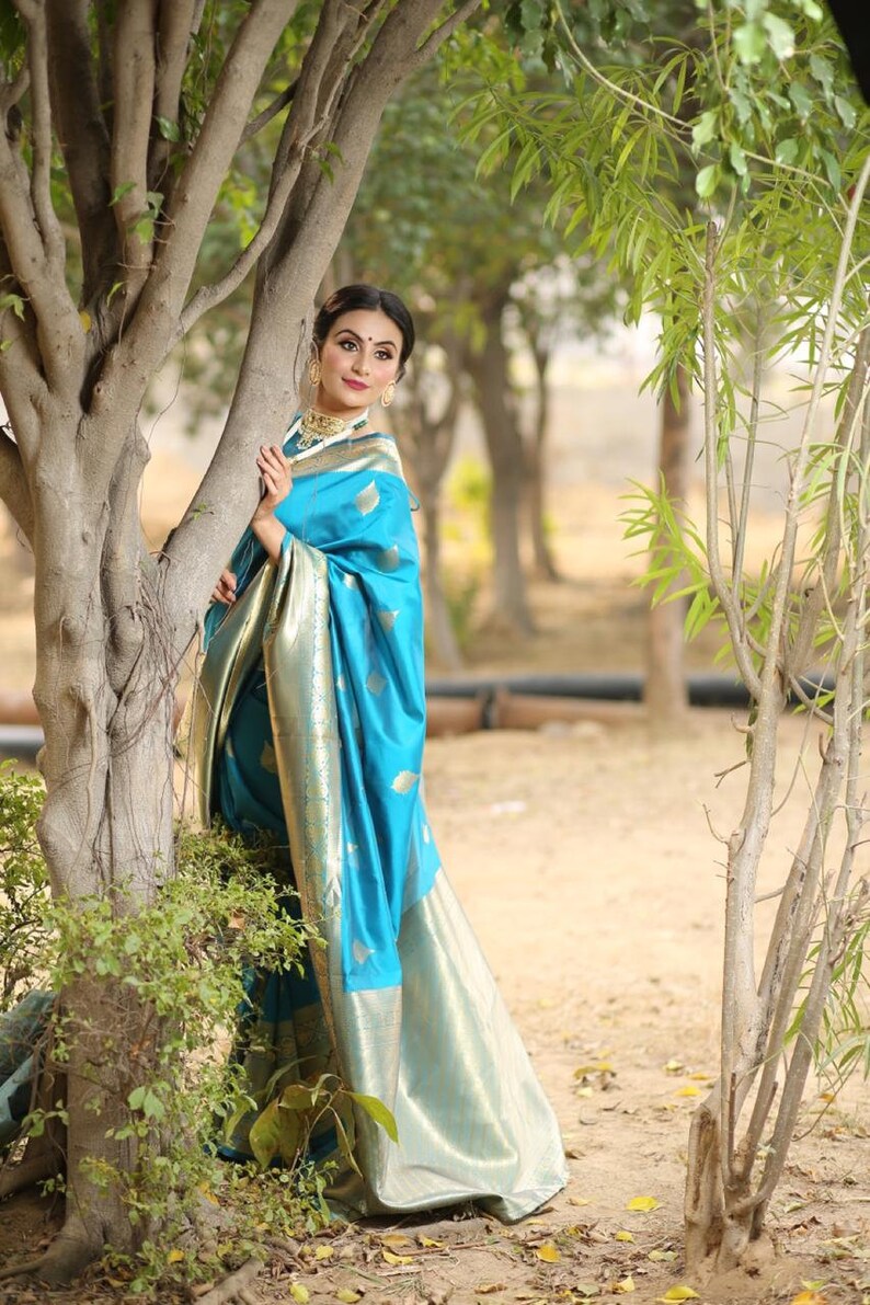 kanchipuram lichi silk saree gleams with gold zari floral buttas The sleek and elegant self zari floral brocade border beautifully
