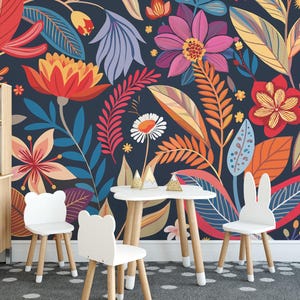 Carta da parati Bold Floral Meadow / Carta da parati murale botanica vibrante / Stampa murale floreale colorata - Rimovibile, autoadesiva o non incollata