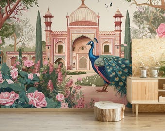 Puede incluir: Un mural colorido que representa un pavo real de pie frente a un edificio ornamentado rosa y blanco con una cúpula. El mural está rodeado de exuberante vegetación verde y rosas rosadas.