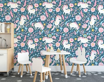 Peut inclure: Un papier peint bleu et rose avec un motif répétitif de licornes blanches et de fleurs. Le papier peint est dans une pièce avec une table blanche et quatre chaises blanches.