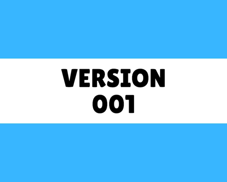 Pu&ograve; includere: Un rettangolo bianco con testo nero che dice "VERSION 001" su uno sfondo blu chiaro.