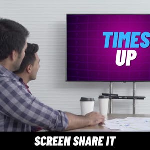 Może przedstawiać: Dwie osoby siedzące przy stole patrzą na ekran telewizora z napisem "TIMES UP" wyświetlonym niebieskimi literami na fioletowym tle.