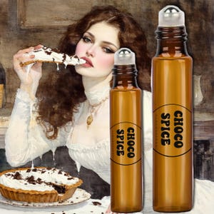 Könnte beinhalten: Zwei braune Glas-Roll-on-Flaschen mit silbernen Kappen. Die Flaschen haben ein Etikett mit der Aufschrift "CHOCO SPICE" in einem schwarzen Kreis. Der Hintergrund zeigt eine Frau, die ein Stück Kuchen isst.