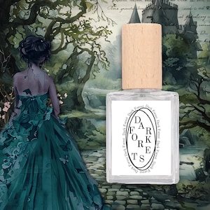 Peut inclure: Un flacon de parfum en verre transparent avec un bouchon en bois clair. La bouteille rectangulaire présente une étiquette blanche avec une bordure ovale noire contenant le texte DARK FORESTS, avec les mots Dark Forest répétés sur le bord.