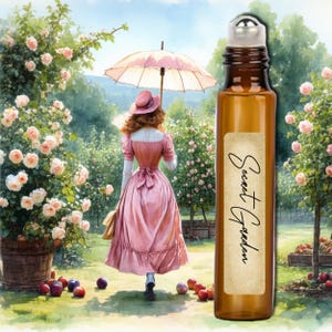 Può includere: Flacone roll-on in vetro marrone con tappo argentato ed etichetta "Secret Garden". L'immagine mostra una donna in abito rosa che cammina in un giardino di rose rosa con un ombrello, creando una scena romantica.
