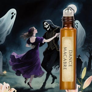 Może przedstawiać: Brązowa szklana butelka roll-on ze srebrną nakrętką i etykietą z napisem "DANCE MACABRE". Tło przedstawia upiorną ilustrację tańczącej pary z duchami i cmentarzem pod pełnią księżyca.