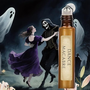 Może przedstawiać: Brązowa szklana butelka roll-on ze srebrną nakrętką i etykietą z napisem "DANCE MACABRE". Obraz przedstawia gotycką ilustrację szkieletu tańczącego z kobietą w fioletowej sukni, z duchami i pełnią księżyca w tle.