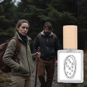 Peut inclure: Un flacon de parfum rectangulaire en verre avec un bouchon en bois clair. L'étiquette blanche présente une bordure ovale contenant le texte empilé DARK FORESTS, avec les mots Dark Forest répétés en cercle autour de la bordure ovale.