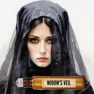 Puede incluir: Pintura a la acuarela de una mujer con un velo negro, con un frasco roll-on etiquetado "WIDOW'S VEIL" en primer plano. La mujer tiene cabello oscuro y una expresión sombría. El frasco es de color ámbar.