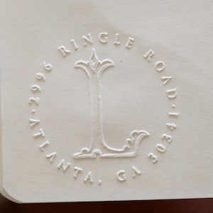 Monogram adres embosser, custom housewarmingcadeau, geretourneerd adresstempel, enveloppen reliëfdrukker, gepersonaliseerde reliëfdrukker, handbediende reliëfdrukker