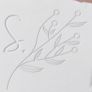 Grabador de ramas con iniciales, grabador de ramas con monogramas, diseño de ramas, grabador de sobres, grabador de regalos de boda, grabador manual