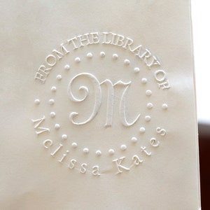 Aangepaste boekembosserstempel met initiaal, uit de bibliotheek van reliëfstempel, scrapbookingateliers, gepersonaliseerde envelopstempel, handbediende embosser