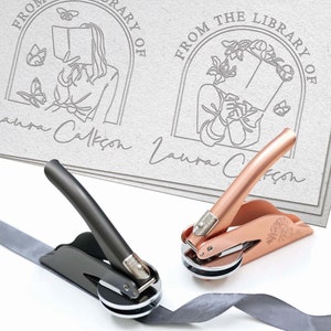 Lesende Frau kundenspezifische Buchprägung, Kunstdesign, Bibliotheksprägung, personalisierte Prägung, Geschenk für sie, Blumen / Mädchen / Mond / Bücherprägung