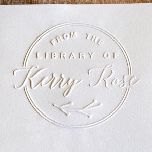 Dalla libreria di embosser, timbro per embosser personalizzato, timbro per embosser di libri, timbro per biblioteca, timbro per embosser con monogramma personalizzato, set regalo per embosser