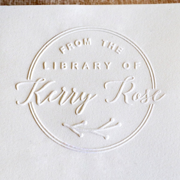 Dans la bibliothèque de l'embosseuse, embosseuse personnalisée, embosseuse pour livres, tampon de la bibliothèque, embosseuse monogramme personnalisé, coffret cadeau embosseuse