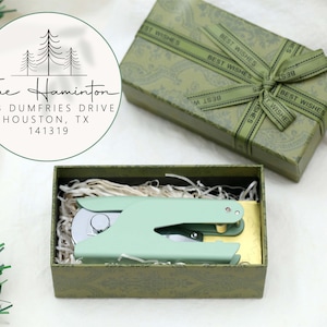 Timbro a secco personalizzato per libri di Natale, timbro per biblioteca personalizzato/regalo per gli amanti del Natale, timbro a secco Form the Library, timbro a secco per libri, timbro a secco Mountain Book