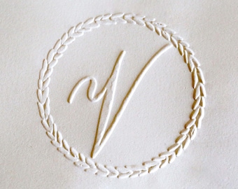 カスタムイニシャルエンボッサー、パーソナライズされたモノグラムエンボッサースタンプ、ウェディングシールエンボッサー、バレンタインデーギフト、ハンドヘルドエンボッサー