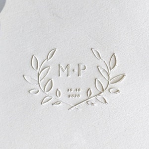 Embosseuse de mariage personnalisée, embosseuse couronne, embosseuse de mariage avec initiales et date, cadeau pour la Saint-Valentin, embosseuse à main