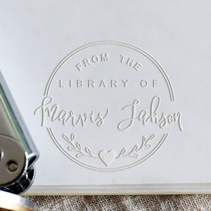 From The Library Of Embosser, aangepaste reliëfstempel, boekembosser, scrapbookingateliers, scrapbookingateliers, gepersonaliseerde bibliotheekzegel, handbediende embosser
