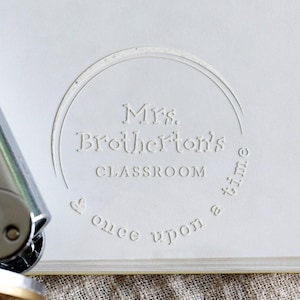 Tampon d'embossage personnalisé pour salle de classe, embossage d'enveloppes, cadeau d'embossage pour un camarade de classe, embosseuse de livres personnalisée, embosseuse de bibliothèque à main