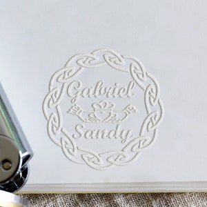 Timbro in rilievo personalizzato per matrimonio, timbro in rilievo per inviti, timbro in rilievo con nome per matrimonio, regalo per San Valentino, timbro portatile, sigillo per regalo di matrimonio